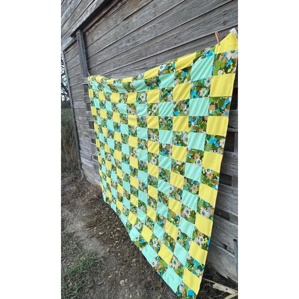 Vintage 1960s Groovy Floral Patchwork Tied Quilt 75x68" - Picture 12 of 16